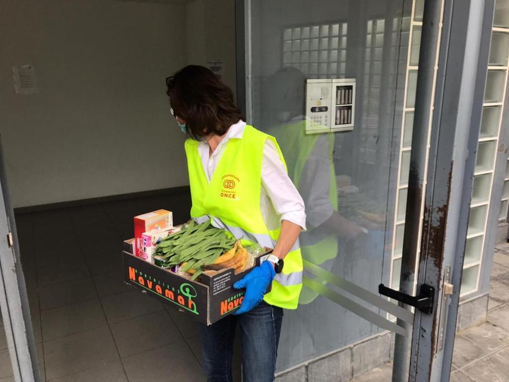 Una voluntaria de Fundación ONCE durante el confinamiento