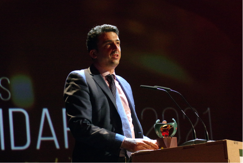 El representsante de UNEI recoge el premio Solidarios en la modalidad de Empresa