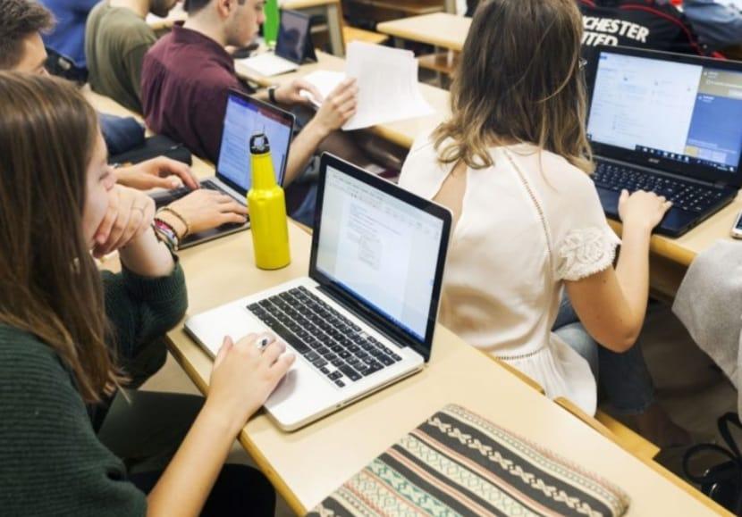 Universitarios andaluces en un aula