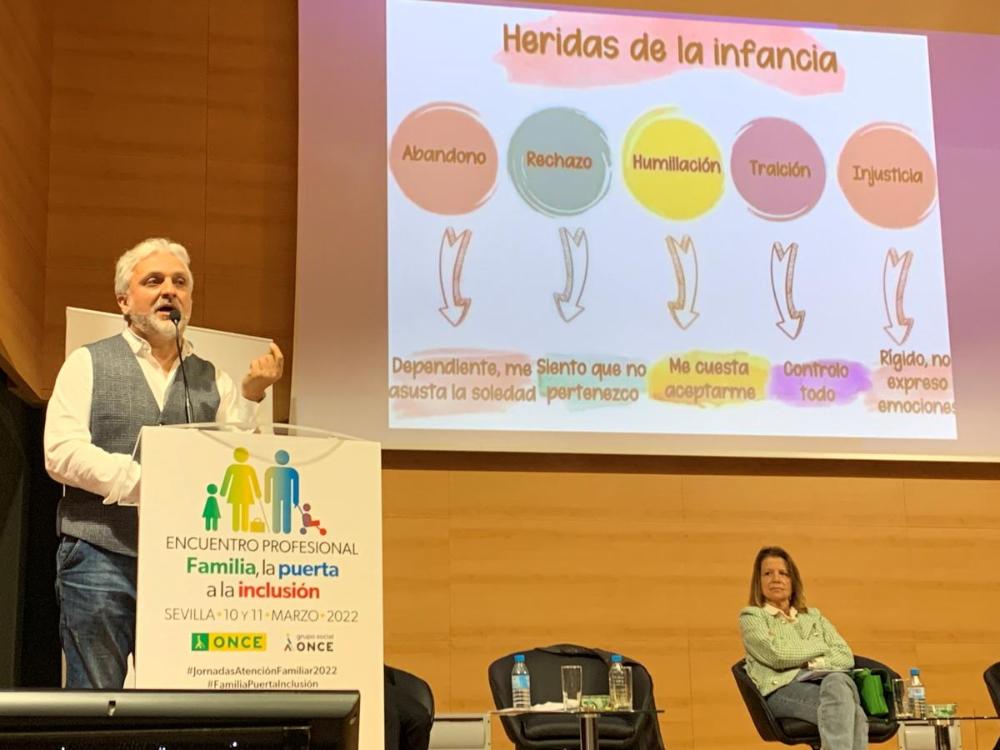 Intervención del doctor d Trabajo Social de la UPO Valentín González durante la mesa redonda