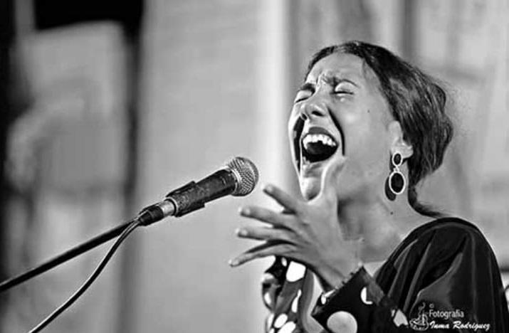 Vanessa González en plena faena del cante