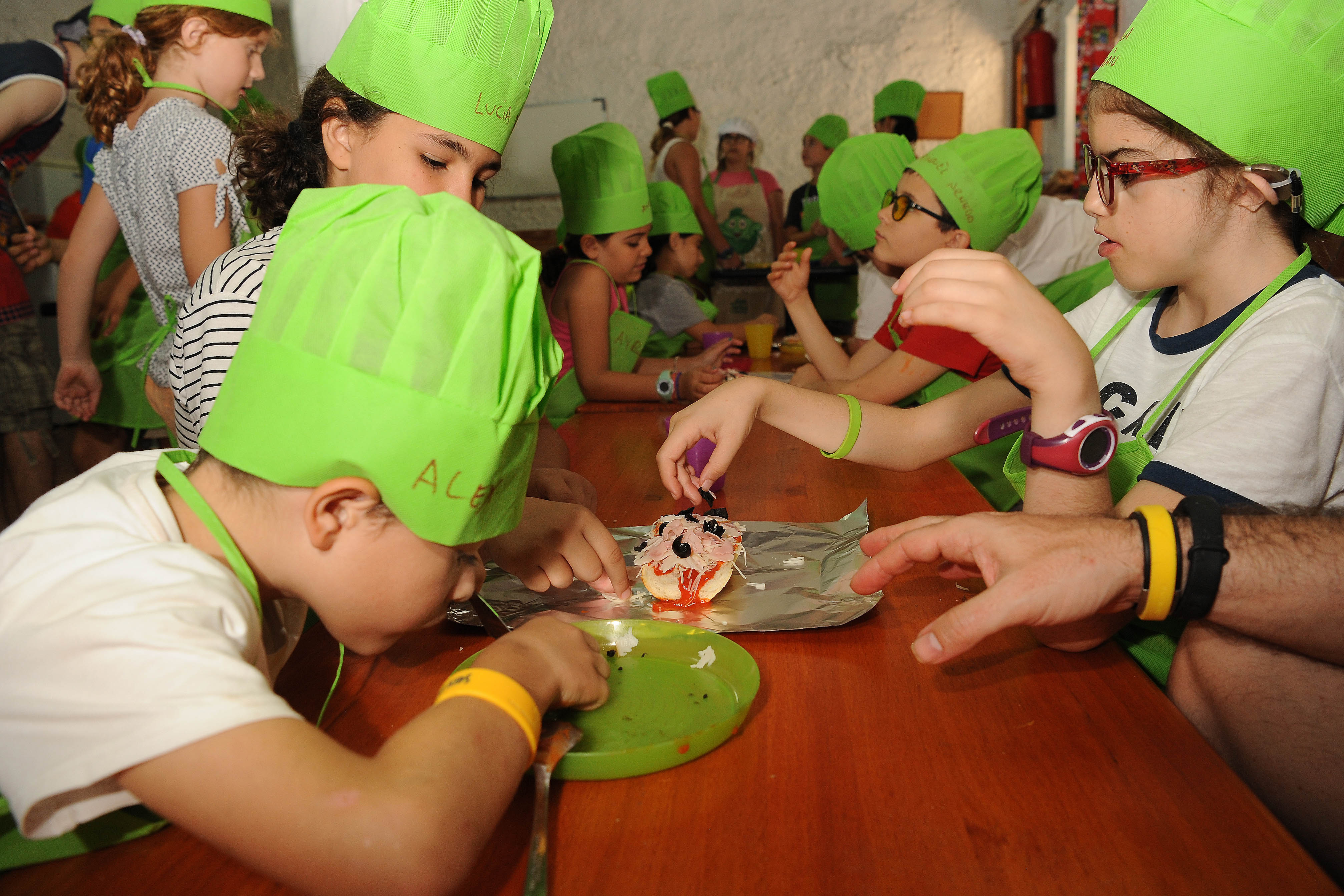 varios_chavales_cocinando.jpg