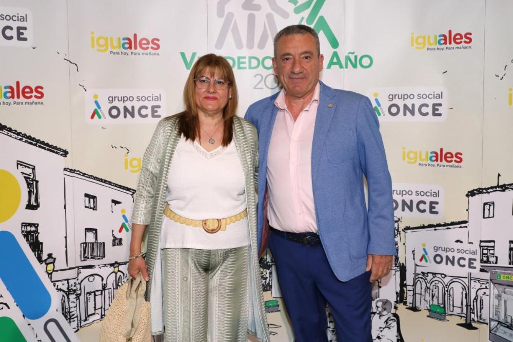 El Mejor Vendedor del Año en el ámbito de la Delegación Territorial acompañado por su esposa