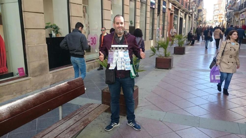 José López feliz en pleno centro de Linares al día siguiente de repartir 1,2 millones de euros