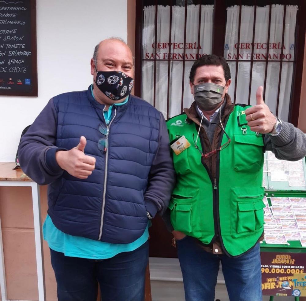 Juan Luis Herrera, vendedor de la ONCE en Carmona (con uno de los afortunados)