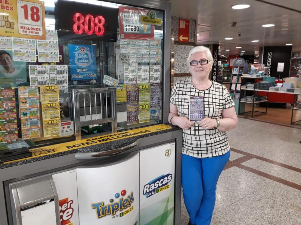 Josefa en el stand de la ONCE del Hipercor de Huelva, donde vendió el Rasca agraciado con el millón de euros