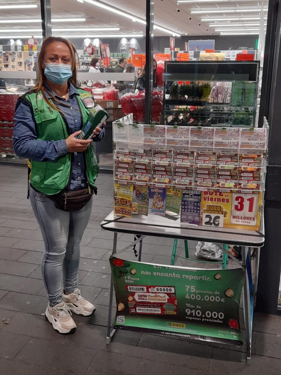 Claudia Lema, vendedora de la ONCE en Mijas Costa