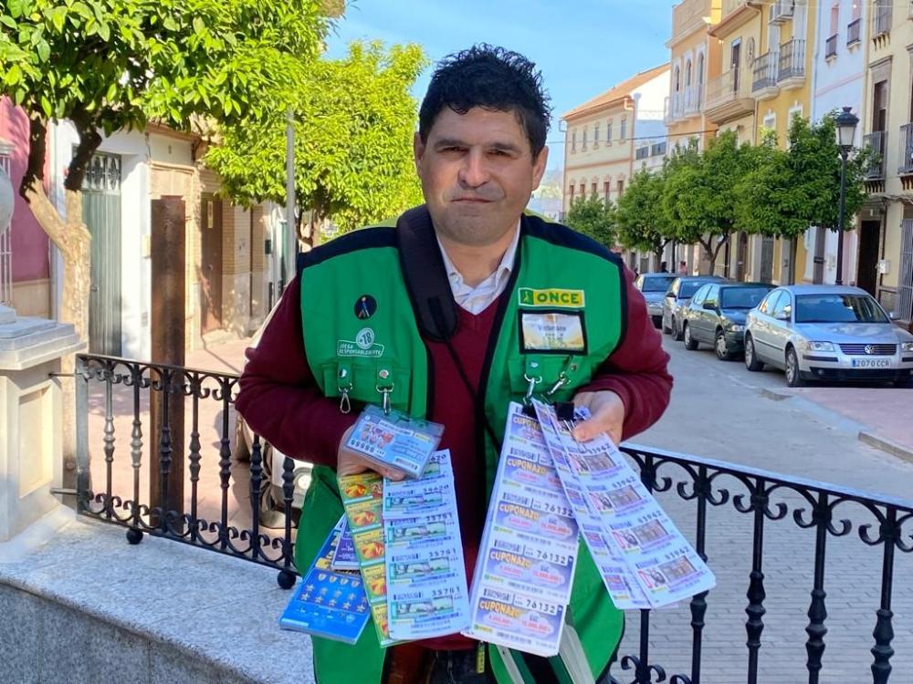 Victoriano Chamizo, vendedor de la ONCE en Lucena (Córdoba)