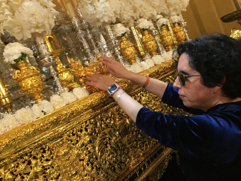 La presidenta del Consejo Territorial apreciando el llamador del paso de la virgen del Refugio de San Bernardo