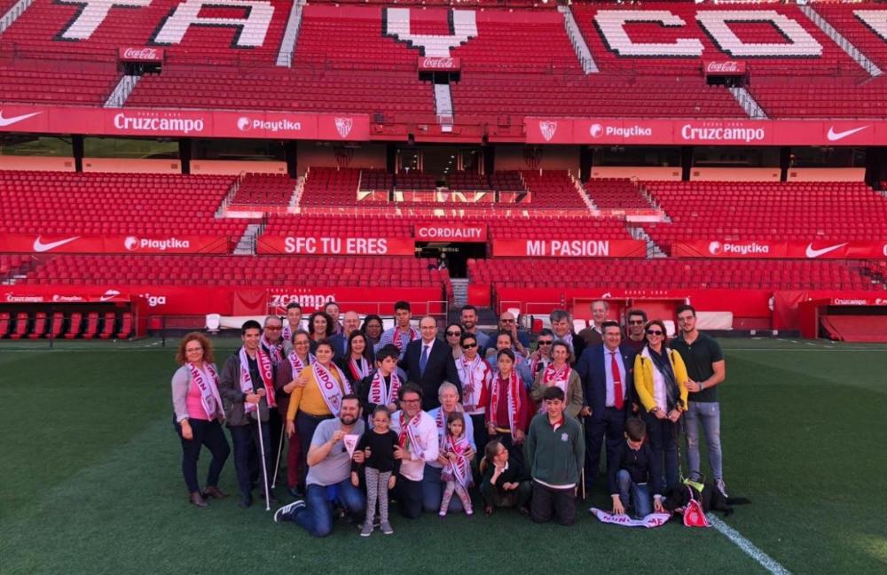 El presidente del Sevilla FC, José Castro, recibió al grupo de la ONCE que visitó el estadio del Sánchez Pizjuán dentro de las actividades de la Semana ONCE