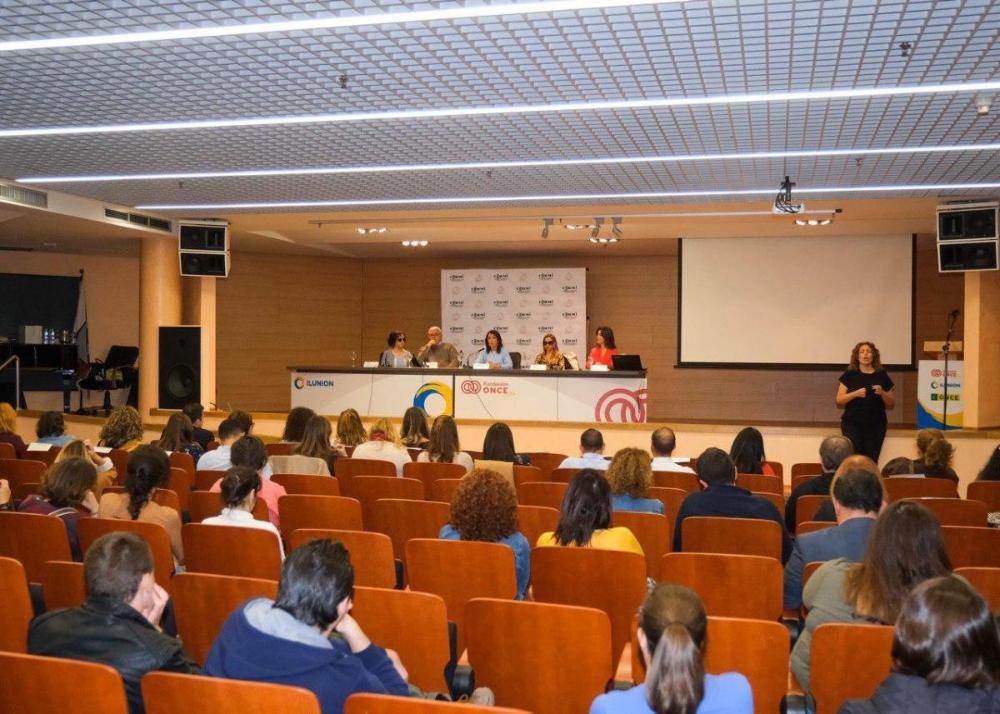 Vista general del salón de actos del Pabellón de Fundación ONCE durante la celebración de la Jornada
