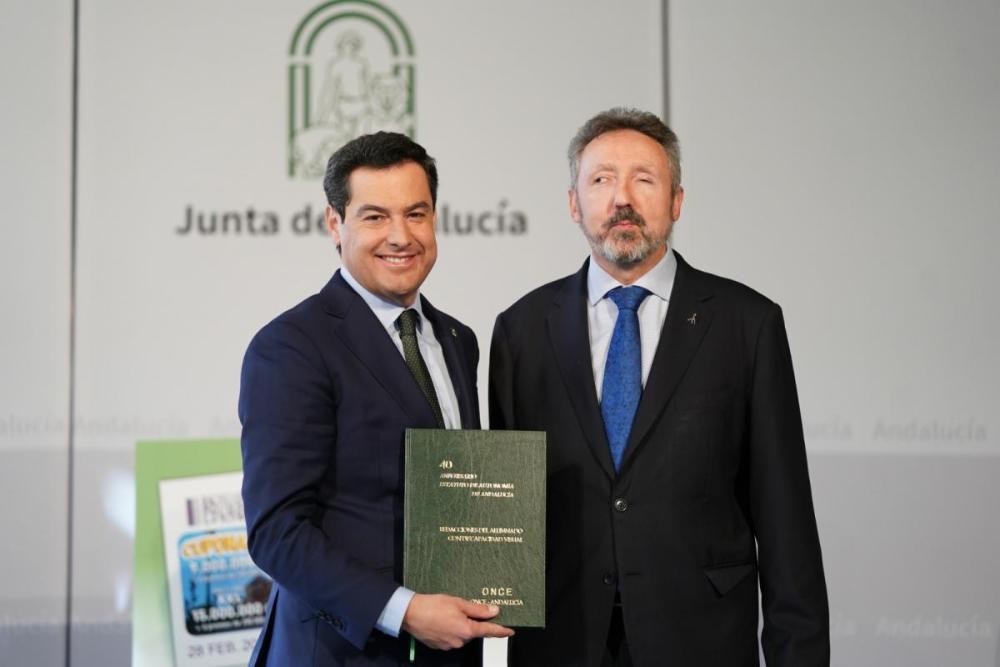 El presidente de la Junta de Andalucía, Juanma Moreno, recibió el Estatuto de Autonomía de Andalucía redactado por alumnos ciegos, de parte de Cristóbal Martínez 