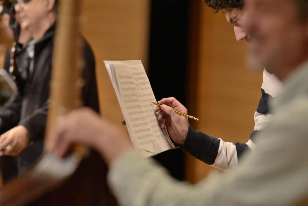 Uno de los componentes de la OBS atendiendo a su partitura musical