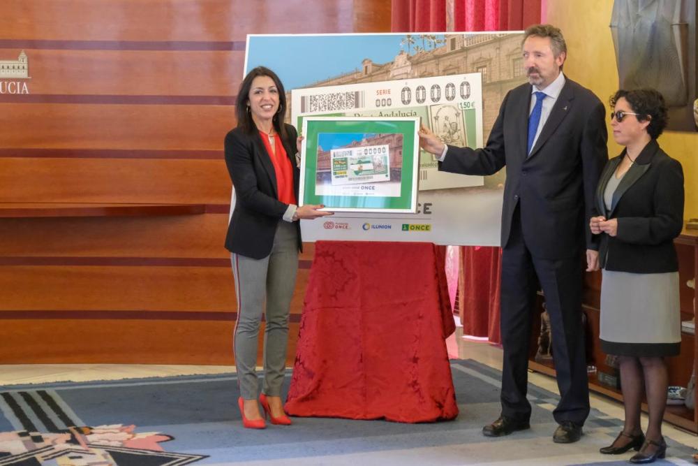 La presidenta de la Cámara con el delegado territorial y la presidenta del Consejo Territorial