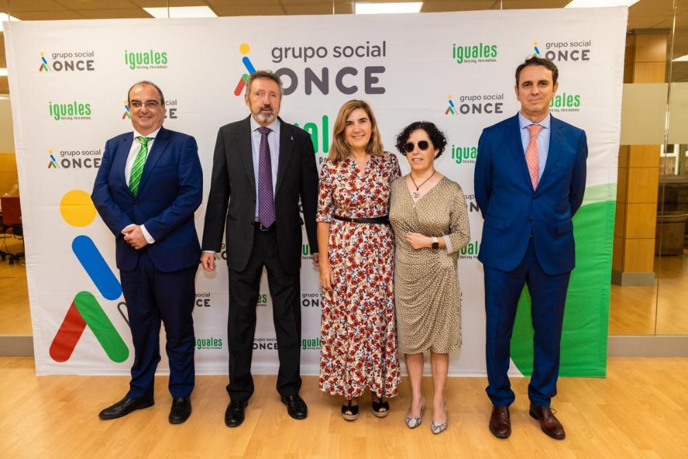 Foto de familia tras la reunión en la sede de la Delegación Territorial