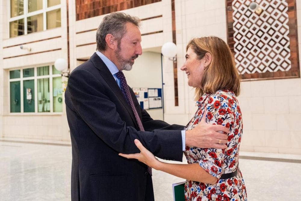 Cristóbal Martínez recibe a Rocío Blanco a su llegada a la Delegación Territorial de la ONCE