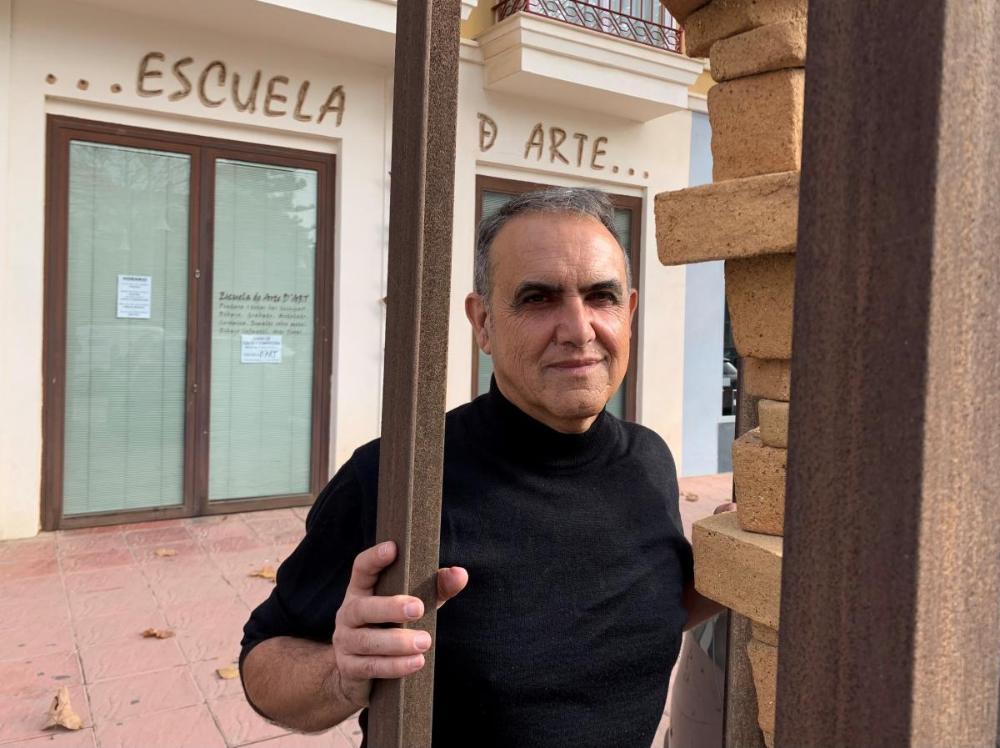 El pintor de Torre del Mar se inspira sobre todo en los mercadillos y el puerto de la ciudad malagueña