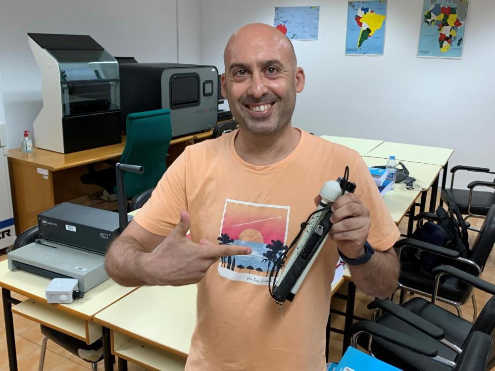 Sánchez muestra orgulloso su bastón 2.0, primer premio este año de la mayor Feria Maker de España