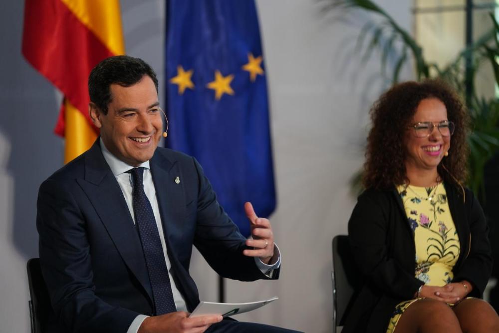 Juanma Moreno junto a la presidenta del CERMI-A, Marta Castillo, en San Telmo