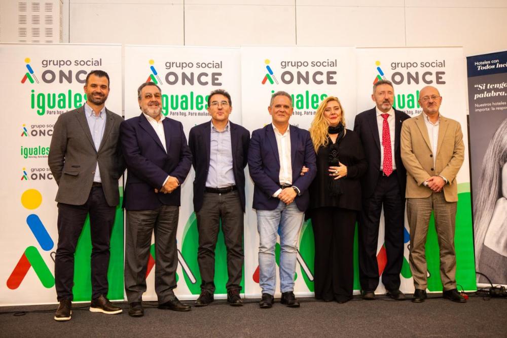 Foto de familia de los representantes del Grupo Social ONCE