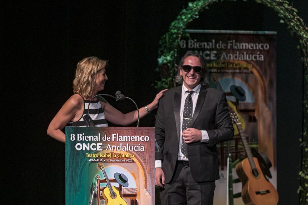 La presentadora felicita al maestro Mejías por su premio y por haber repartido ese día 350.000 euros con el cupón