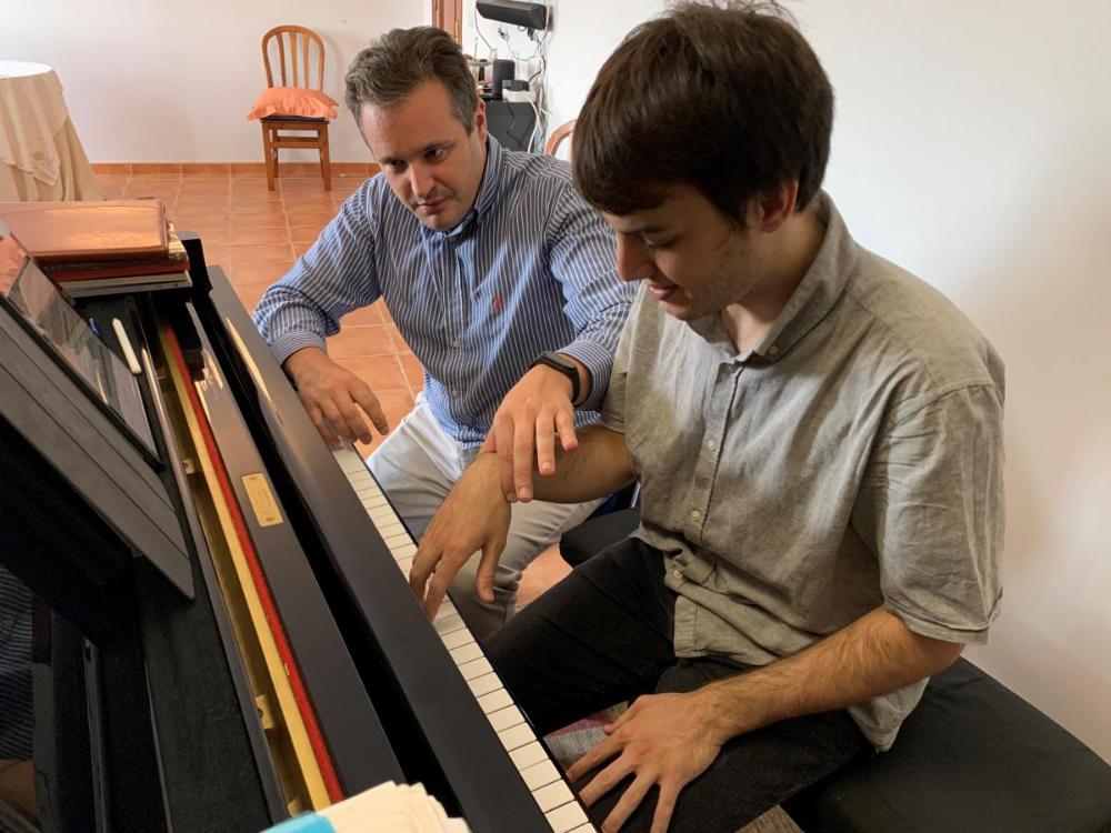 Víctor Gómez en clase con su maestro Tommaso Cogato 