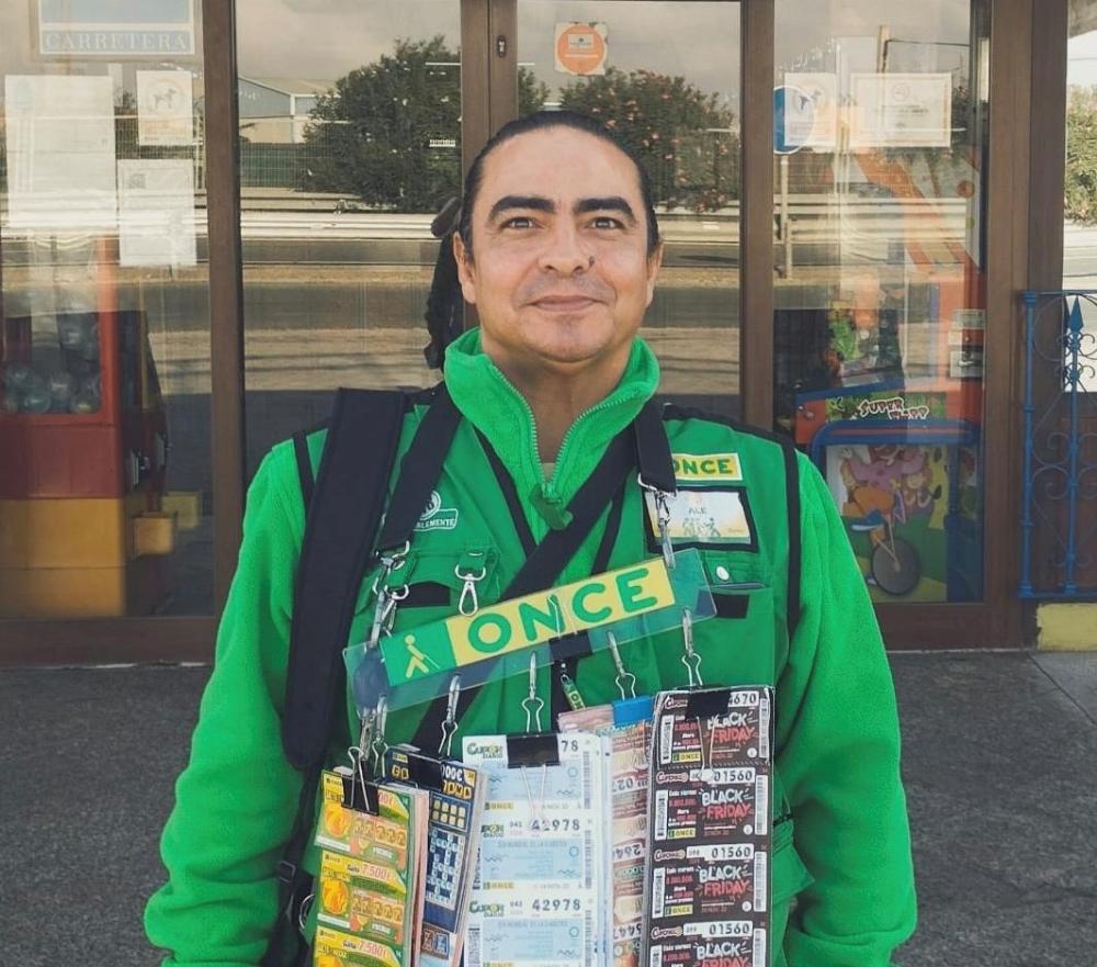 Alejandro Serrano, vendedor de la ONCE en Arahal
