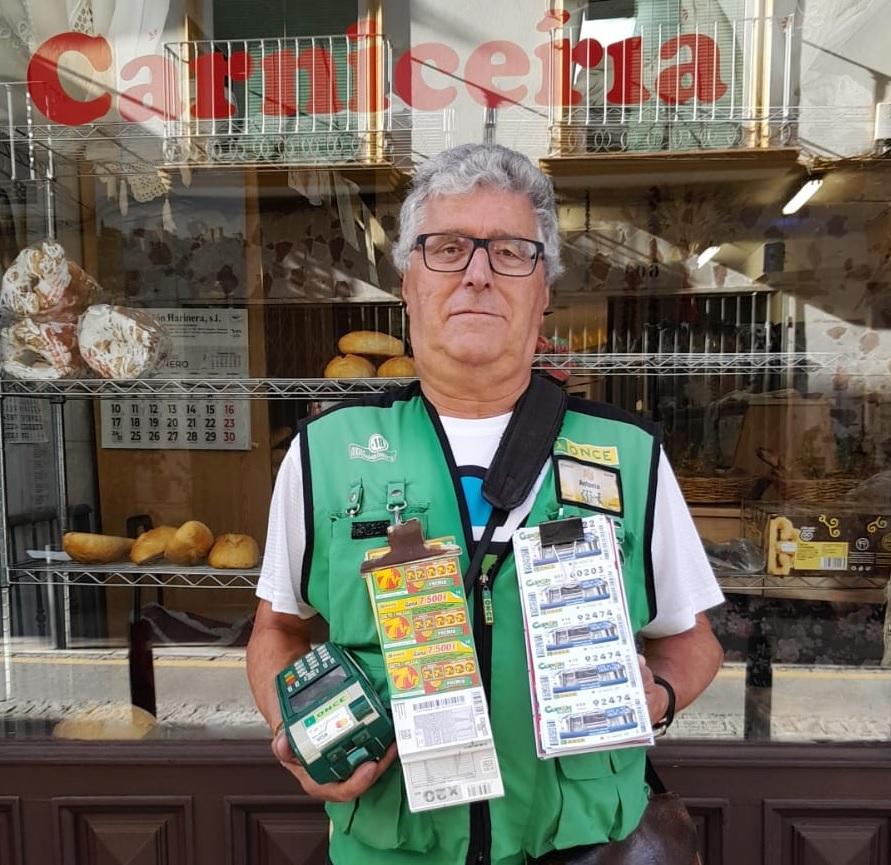 Antonio Luipiáñez, vendedor de la ONCE en Lanjarón