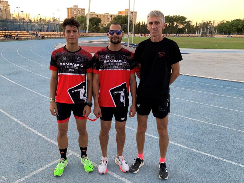 Ionut entre su entrenador Antonio Olivencia y su guía Lorenzo Segura, en las pistas de San Pablo