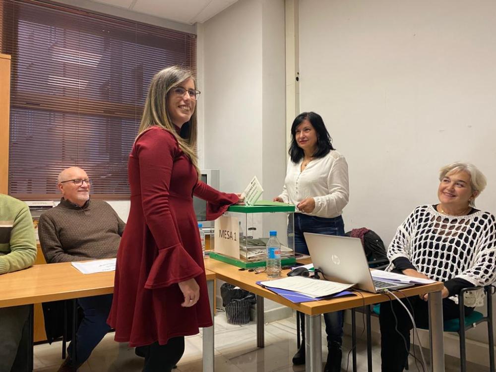 La candidata de Unidad Progresista Piedad Joyera vota en su mesa electoral de Granada