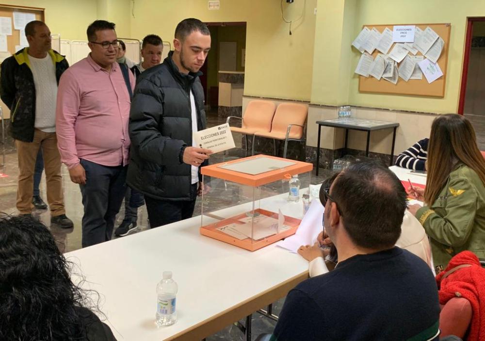 Carlos Hidalgo, miembro de la candidatura de Unidad Progresista, vota en Algeciras