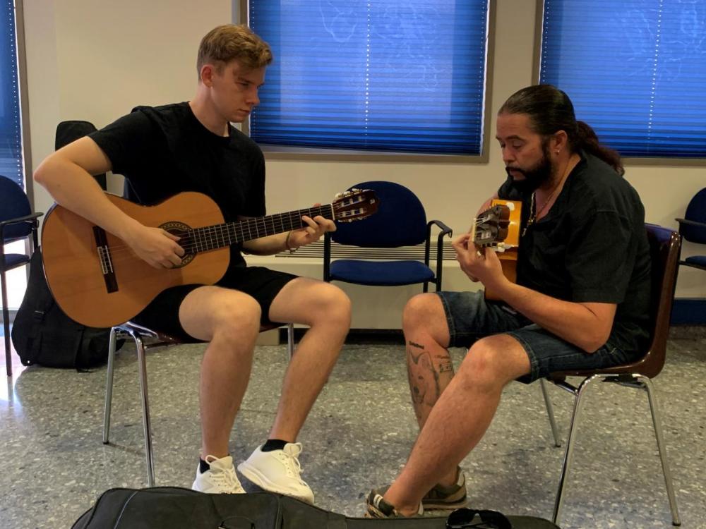 El maestro Molido augura un futuro artístico prometedor para Roman en la guitarra clásica