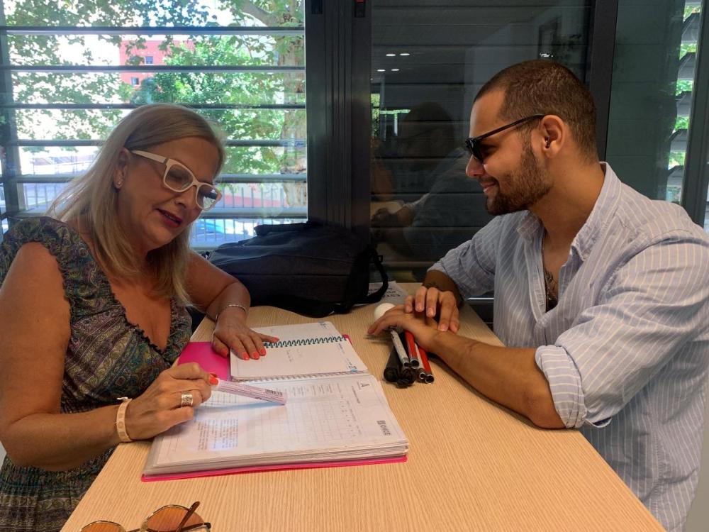 la maestra de la ONCE, Lourdes Parrondo, con Ionut en la Facultad de Fisoterapia