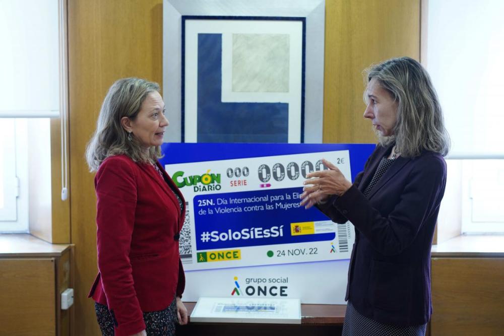Patricia Sanz y Victoria Rossel conversan tras presentar la imagen del cupón a los medios de comunicación