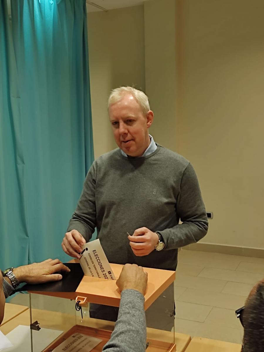 Daniel Guerra, miembro de la candidatura de Unidad Progresista, vota en Sanlúcar de Barrameda