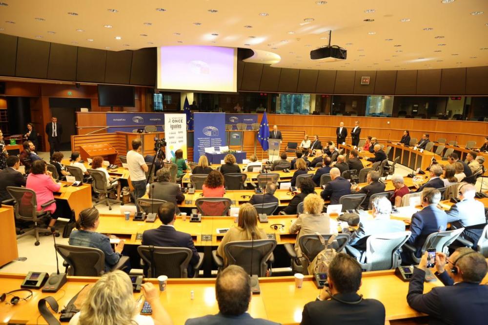 La delegación del Grupo Social durante la firma del convenio