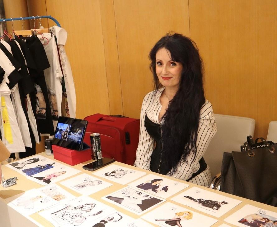 La onubense Macarena Rosso muestra algunos de sus diseños que serán luego protagonistas de su ropa