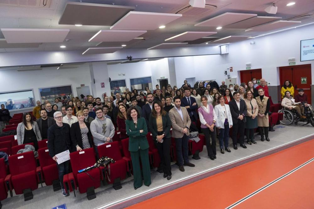 Foto de familia de los becados y representantes de Fundación ONCE y las distintas empresas