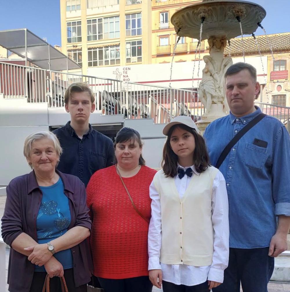 Foto de familia en Málaga, con sus padres, hermana y la abuela