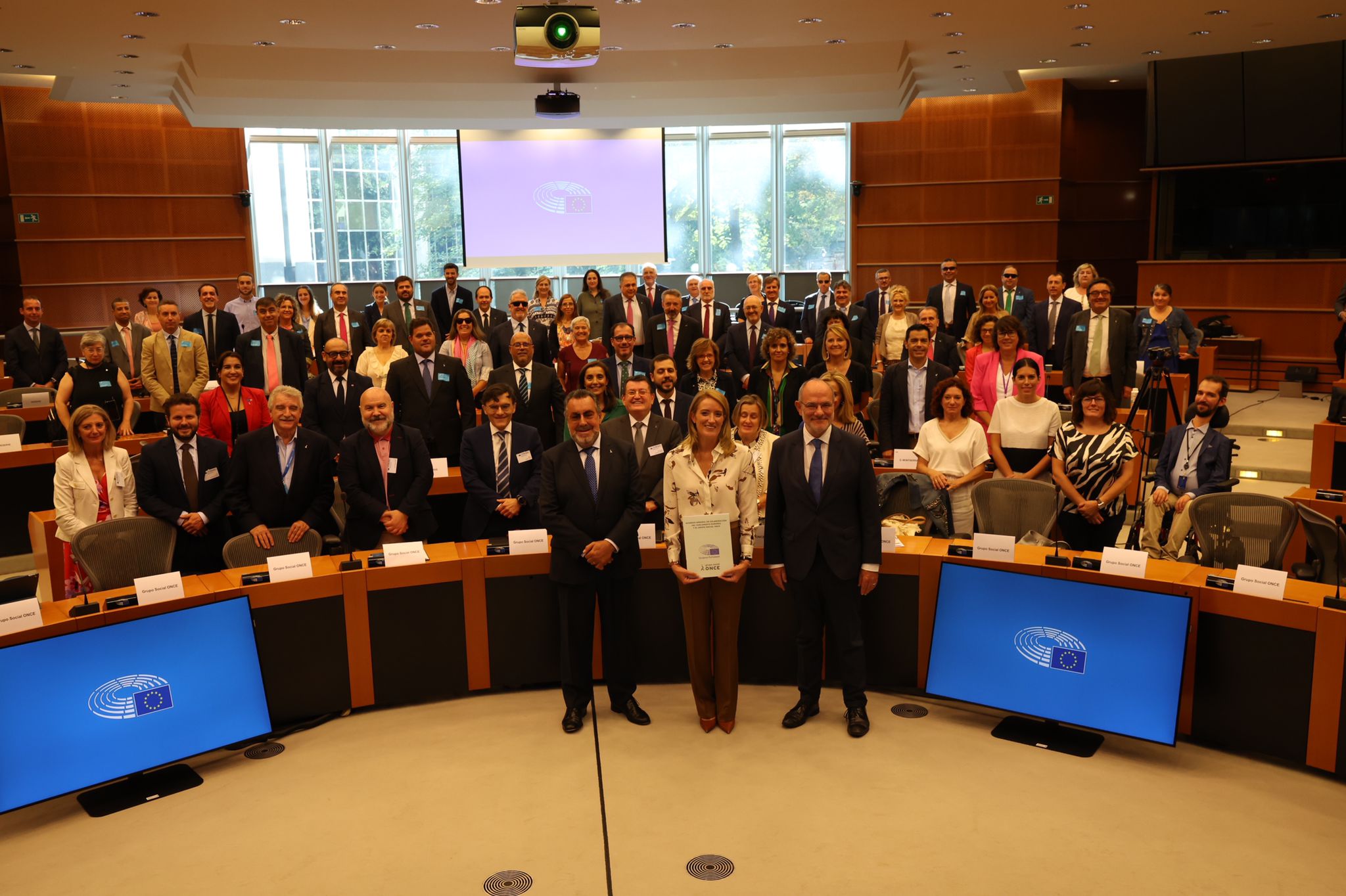 foto_familia_tras_firma_convenio.jpg
