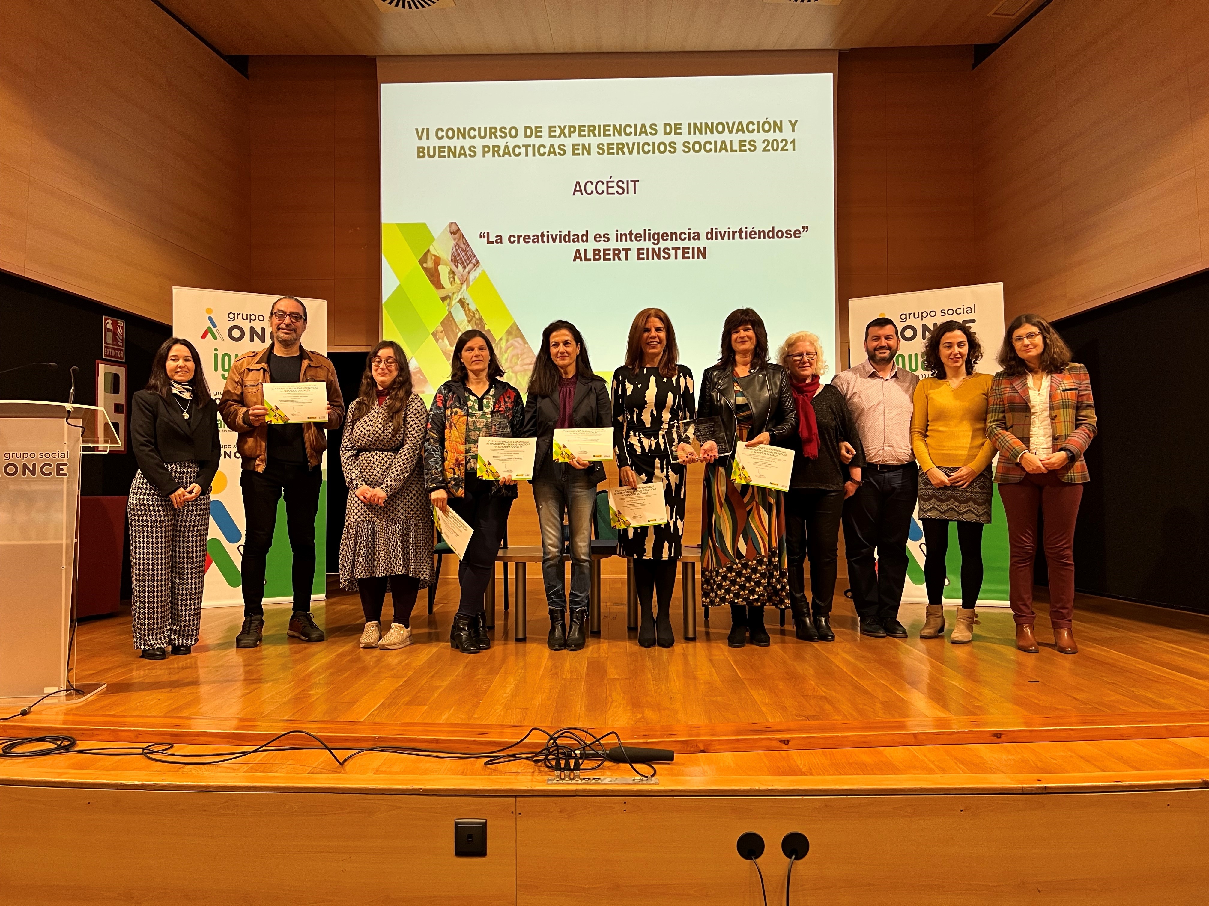 foto_grupal_de_los_dos_accesit.jpg