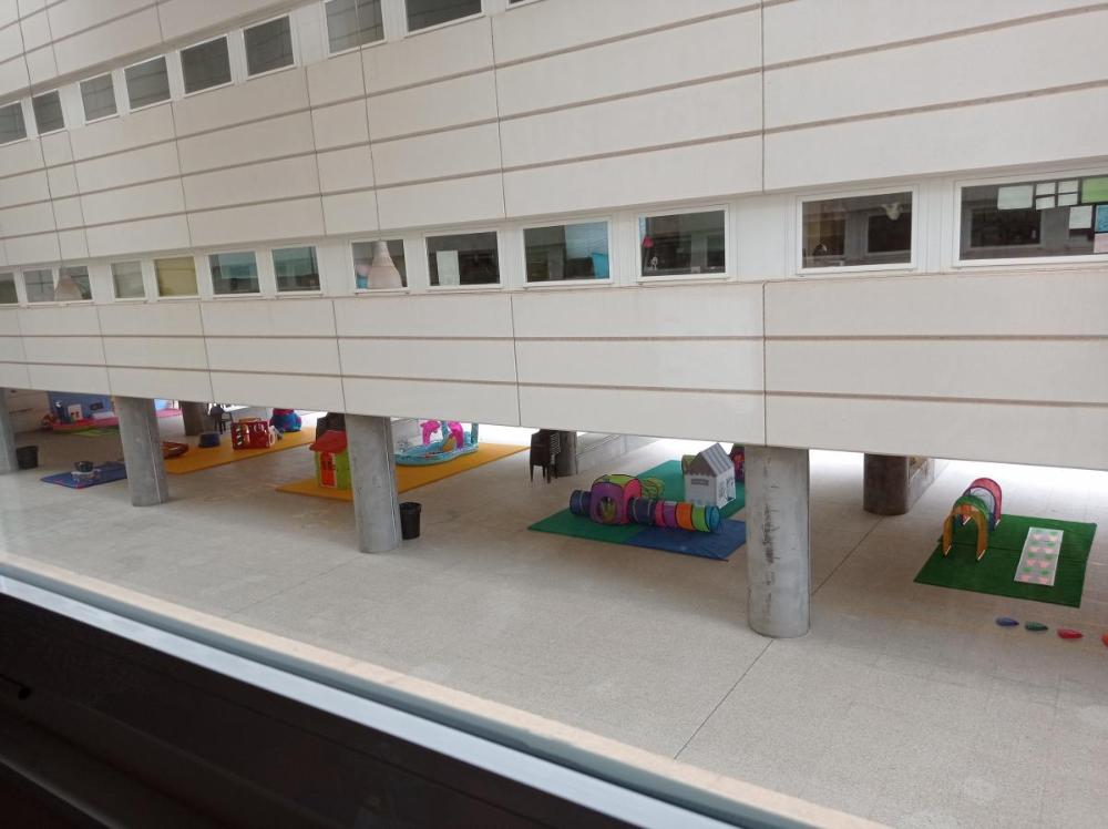 Patio del CRE de Sevilla con cuatro rincones de trabajo para el desarrollo de las actividades