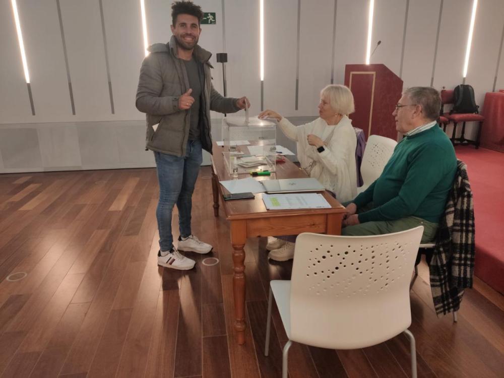 El candidato de Unidad Progresista, Fran Sánchez vota en Cádiz