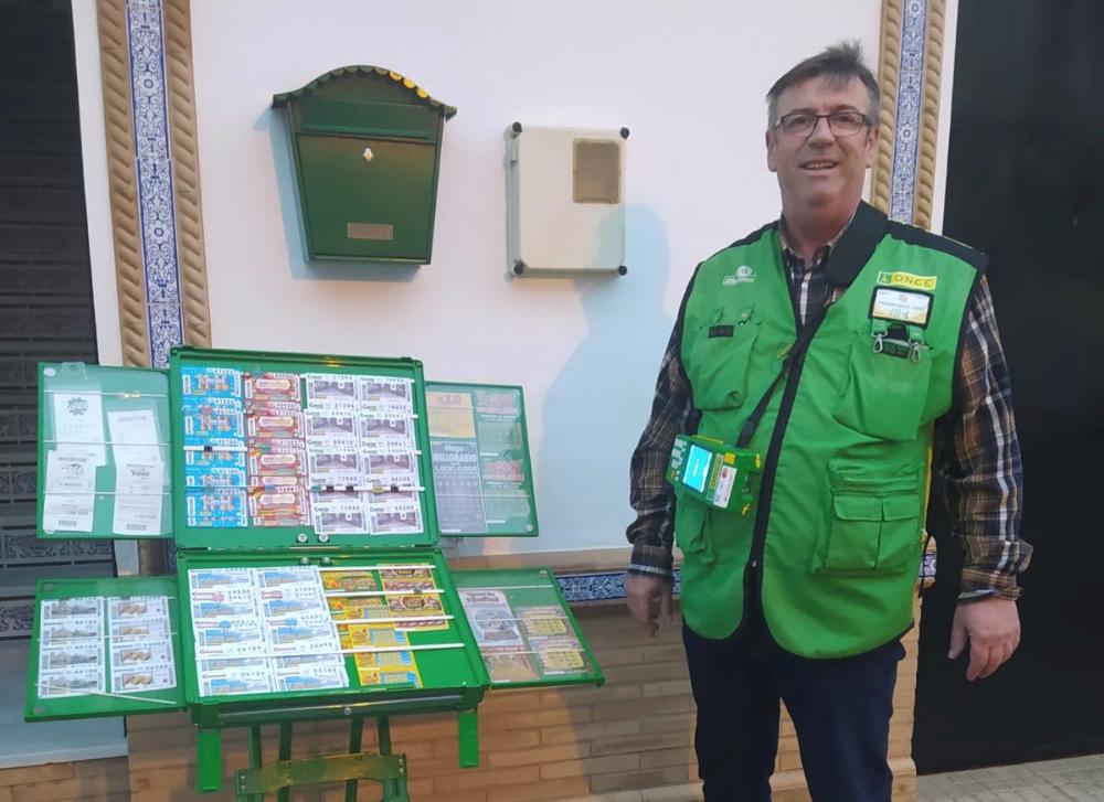 Francisco José Cabello, vendedor de la ONCE en Pilas
