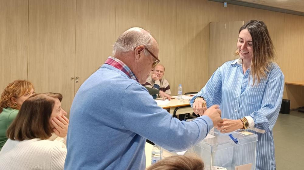 La consejera territorial Gemma Pozo vota en su mesa electoral de Almería