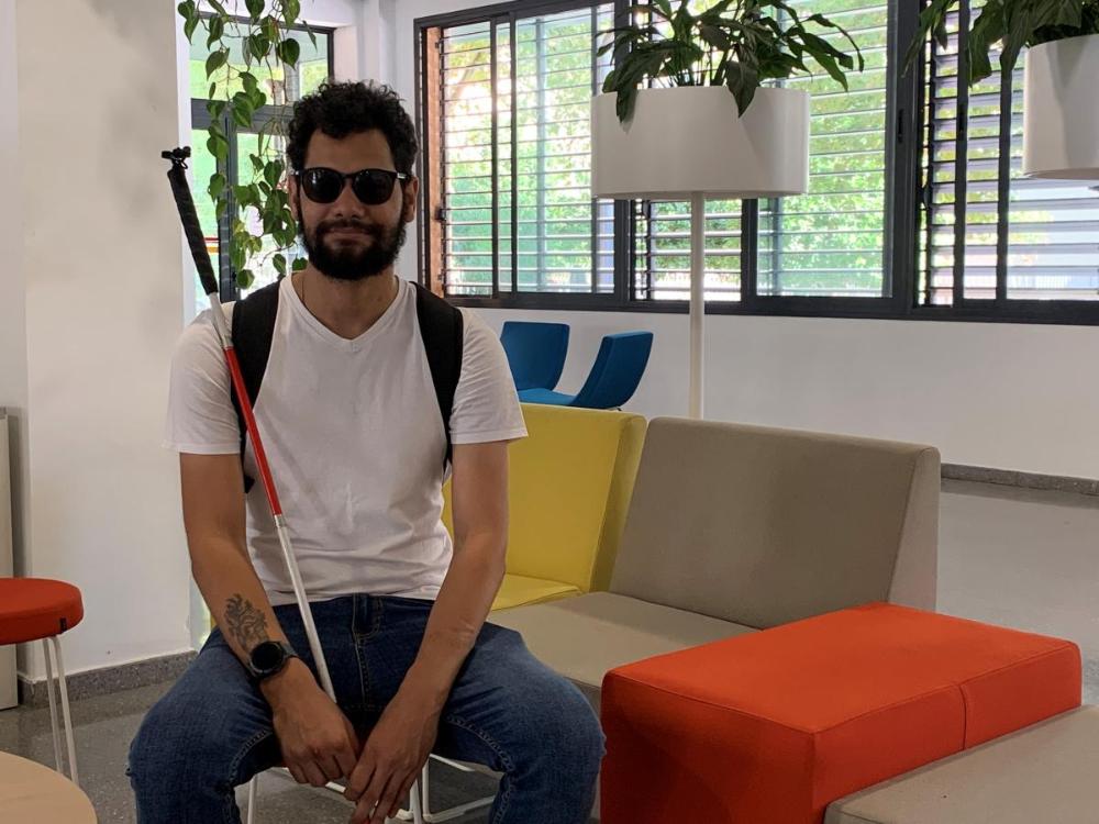 "La ONCE es un mundo feliz", sostiene el joven onubense, en la imagen en la sede de la Facultad de Fisioterapia de Sevilla