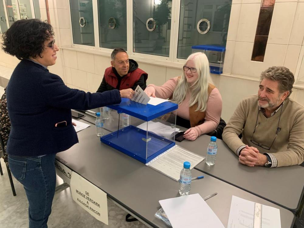 La presidenta del Consejo Territorial, Isabel Viruet, fue la primera en votar en la mesa electoral de la Delegación Territorial