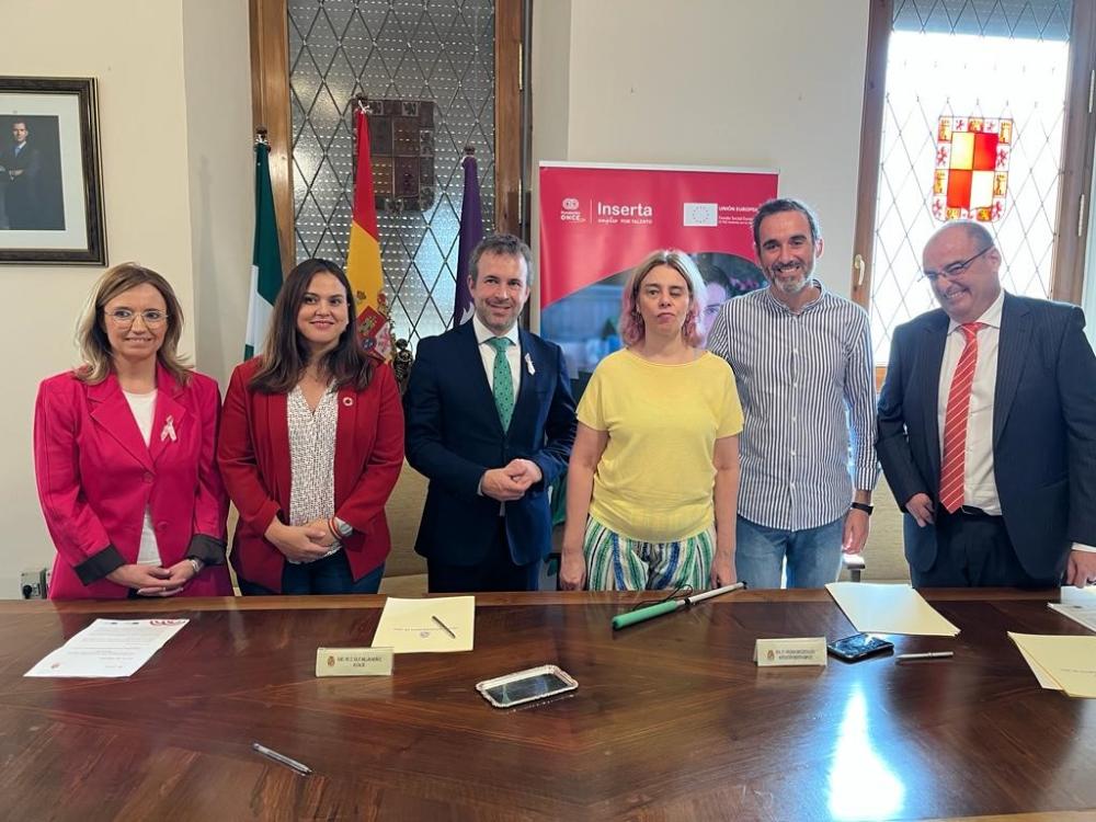 Foto de familia tras la firma del convenio