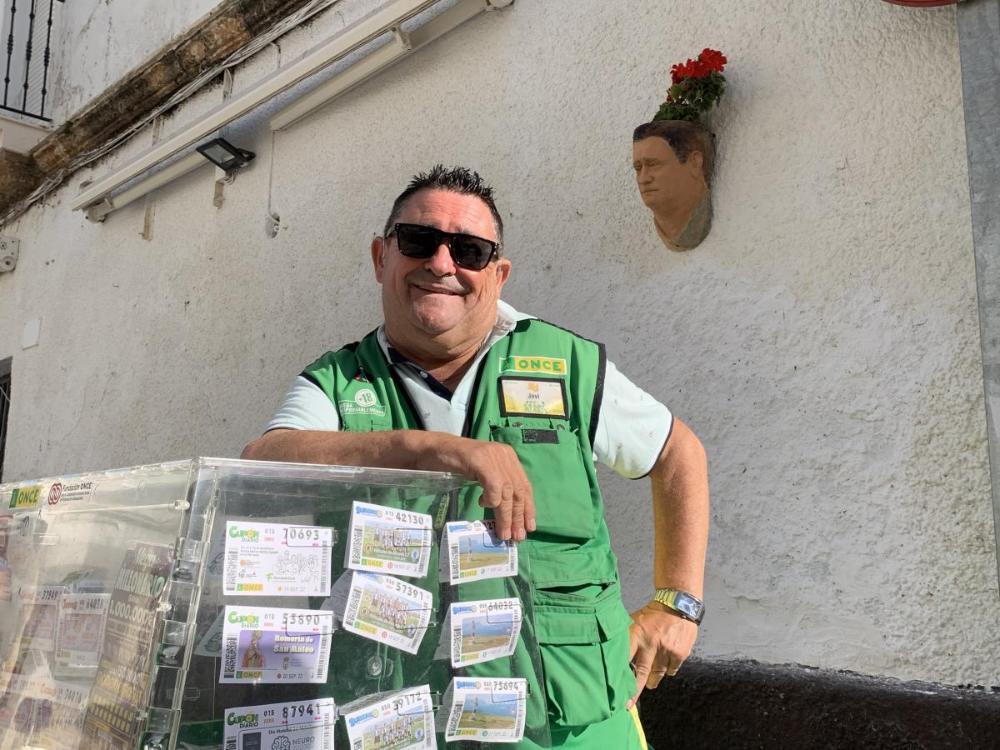 Javi, considerado uno de los ciudadanos más entrañables de Rota, siente a la ONCE como su familia