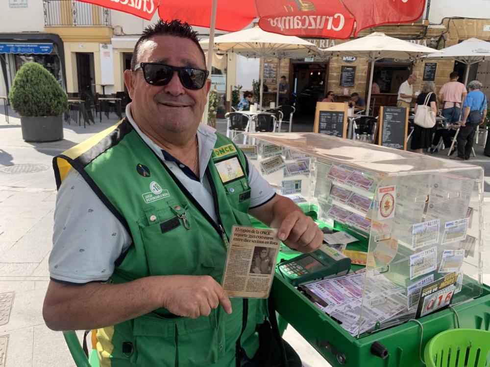 Javi enseña orgulloso el recorte de prensa con la noticia del premio que dio en 2019